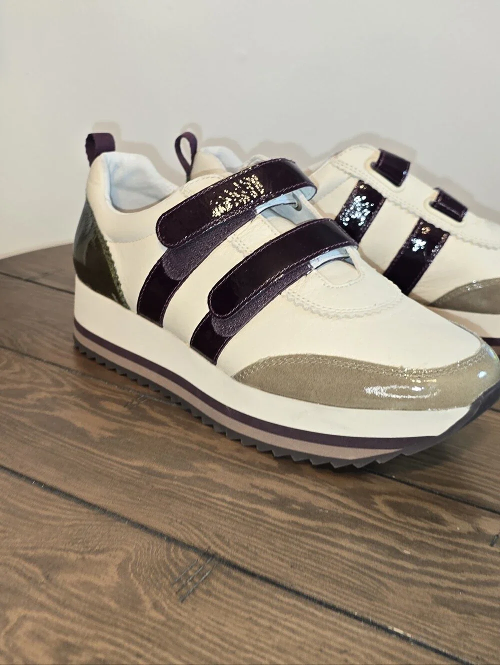 Johnston & Murphy NWOTGracie Olive & Burgandy Double-Strap Sneaker Women's Sz 9M